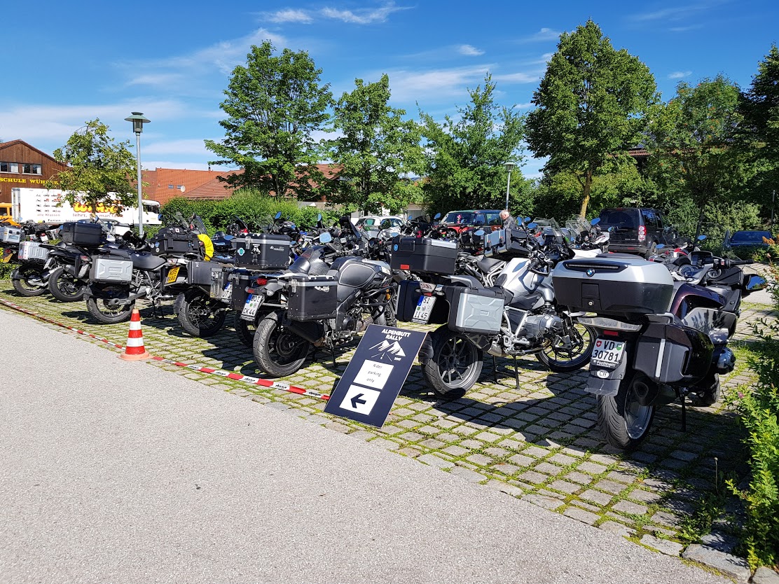 De Alpen Butt parkeerplaats, vol met BMW GSen