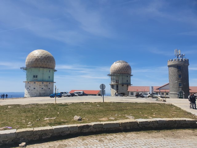 De radartorens naast de oude toren